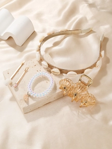 Détail d'un ensemble de pinces à cheveux coquillages dorés et bandeau océan sur soie