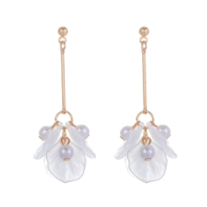 Élégantes boucles d'oreilles pendantes dorées avec pétales blancs et perles pour femme