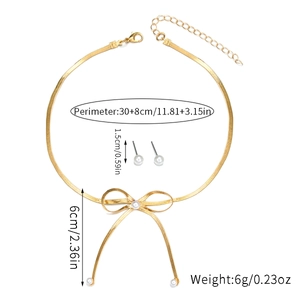 Elegantes Set aus goldener Schleifenhalskette mit Perlenanhänger und Perlenohrsteckern
