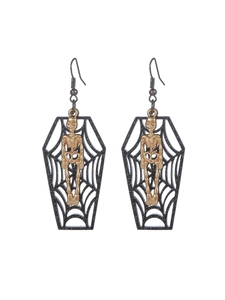 Détail de boucles d'oreilles cercueil gothique avec toile d'araignée et crâne doré