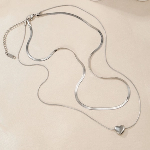 Collier double couche argenté avec chaîne serpent plate et pendentif cœur élégant