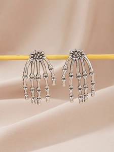 Makroaufnahme von Vintage-Skeletthand-Ohrringen mit detaillierter gotischer Knochenstruktur