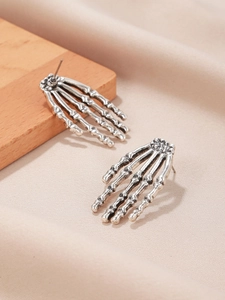 Detailansicht der silbernen Ohrstecker im Skelett-Hand-Design mit antikem Finish