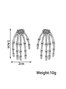 Detailansicht der Skeletthand-Ohrringe mit Maßen 3.4cm x 2cm und einem Gewicht von 10g