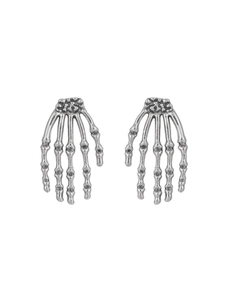 Detail von Ohrringen in Skeletthand-Form in Vintage-Silber mit Gothic-Details