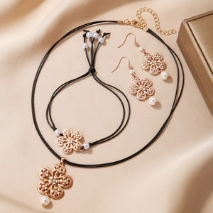 Blumen-Perlen-Schmuckset mit Kette, Armband und Ohrringen auf Champagner-Seide