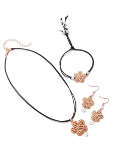 Detailliertes Roségold-Blumenschmuckset mit schwarzer Kordel und edlen Perlen