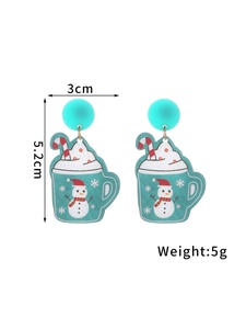 Détail de boucles d'oreilles tasse de café de Noël en acrylique avec bonhomme