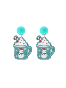 Détail de boucles d'oreilles en acrylique avec tasses de bonhomme de neige et sucre d'orge