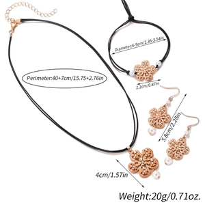Roségold-Blumenschmuckset mit Halskette Armband und Ohrringen auf weißem Hintergrund
