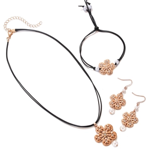 Elegantes Set aus roségoldenen Blumen-Schmuckstücken mit Perlen und Strasssteinen