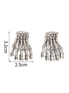 Dettaglio del fermaglio mano di scheletro in argento vintage, dimensioni 3,2cm x 2,5cm