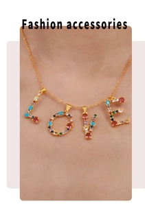 Détail du collier chaîne dorée avec pendentifs lettres LOVE en zircons multicolores