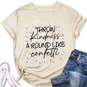 Détail du slogan Throw Kindness Around Like Confetti imprimé sur un t-shirt beige coton