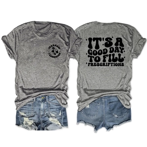 Vista fronte e retro della t-shirt grigia Pharmacy Technician con pantaloncini denim