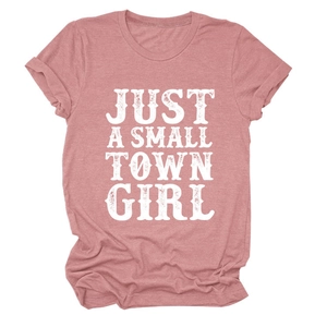 Détails des manches retroussées et texte blanc vintage sur t-shirt rose poudré