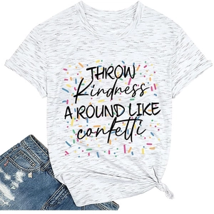Détail d'un t-shirt blanc chiné avec impression de texte et nœud latéral élégant au bas