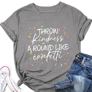 Détail du t-shirt gris col rond avec imprimé Throw Kindness Around Like Confetti