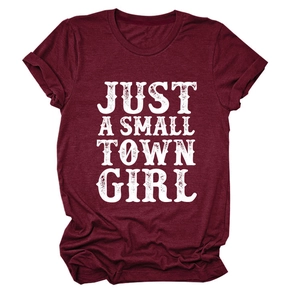 Détail de l'imprimé blanc 'JUST A SMALL TOWN GIRL' sur un t-shirt bordeaux à col rond