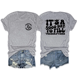 T-shirt grigia girocollo con grafica Pharmacy Technician e pantaloncini di denim