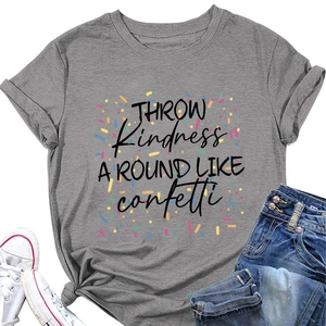 T-shirt gris en coton avec slogan et short en jean présenté à plat en style flat lay