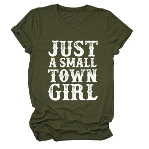 Détail du texte blanc vieilli sur le t-shirt vintage à manches courtes vert armée