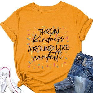 T-shirt jaune à plat avec imprimé Throw Kindness Around Like Confetti et accessoires