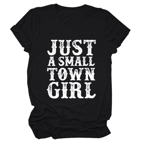 Détail de l'imprimé vintage Just a Small Town Girl sur t-shirt noir en coton col rond