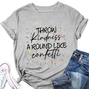 T-shirt gris avec texte Throw Kindness à plat, assorti d'un jean et de baskets