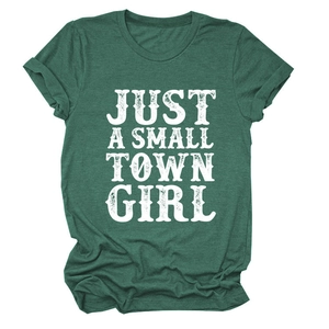 Détail de l'imprimé vintage blanc Just A Small Town Girl sur un t-shirt vert foncé
