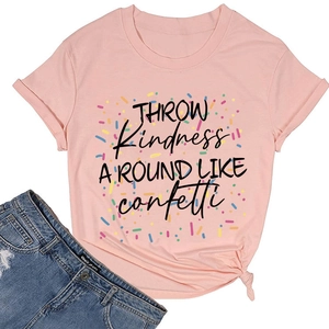 Détail du t-shirt rose avec slogan Kindness, manches retroussées et nœud décoratif
