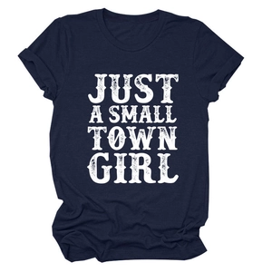 Détail d'un t-shirt bleu marine en coton avec imprimé JUST A SMALL TOWN GIRL