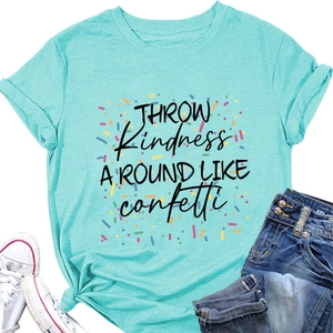 Détail du t-shirt vert menthe avec imprimé Throw Kindness et manches à bords retroussés chic