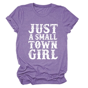 Détail de l'imprimé Just a Small Town Girl sur un t-shirt violet à manches courtes