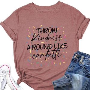 Détail du t-shirt en coton rouge brique avec texte imprimé et motifs confettis