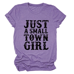 Détail de l'imprimé Just a Small Town Girl sur un t-shirt en coton tricoté violet