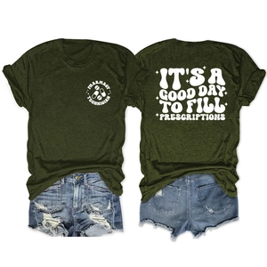 Completo t-shirt da farmacista verde oliva e pantaloncini di jeans strappati su bianco