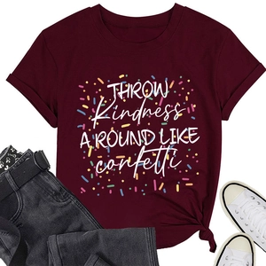 Détail du t-shirt bordeaux avec slogan Throw Kindness Around Like Confetti et col rond