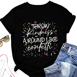 Détail du t-shirt noir en coton avec imprimé Kindness et accessoires d'été décontractés