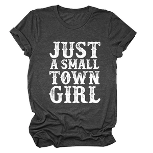 Détail du lettrage vintage 'JUST A SMALL TOWN GIRL' sur t-shirt gris foncé pour femmes