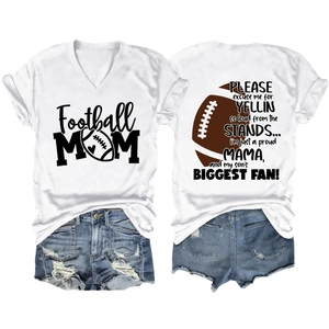 Vue avant et arrière du t-shirt blanc col en V Football Mom avec un short en jean