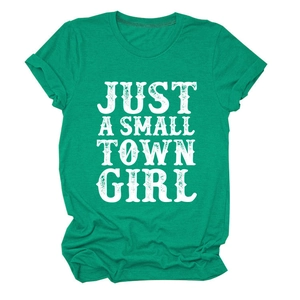 Détail du t-shirt vert émeraude montrant l'imprimé vintage et les manches courtes à revers