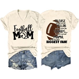 Mise à plat du t-shirt Football Mom col en V avec impression au dos et short denim