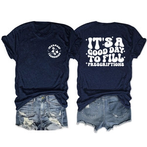 T-shirt blu navy con stampa farmacia e pantaloncini di jeans in esposizione piatta