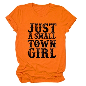 Détail du t-shirt orange à col rond avec impression Just A Small Town Girl noire