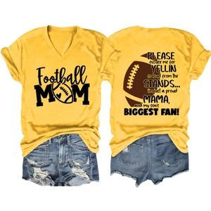 Vue détaillée avant et arrière du t-shirt jaune Football Mom à col en V avec texte