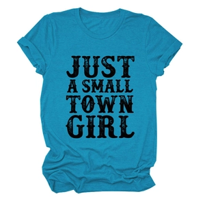 Détail de l'imprimé Just a Small Town Girl sur un t-shirt en coton bleu clair