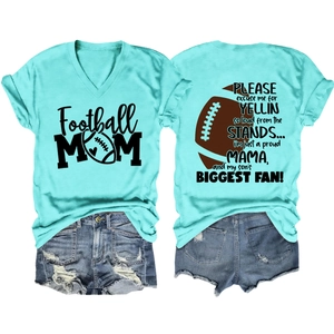 Vues avant et arrière du t-shirt turquoise Football Mom à col en V avec un short en jean