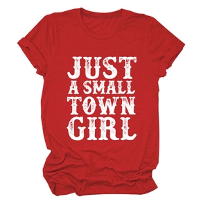 Détail de l'imprimé texte blanc vintage sur le tissu en coton du T-shirt rouge