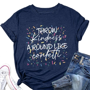 Détail du t-shirt bleu marine avec imprimé Throw Kindness Around Like Confetti et confettis